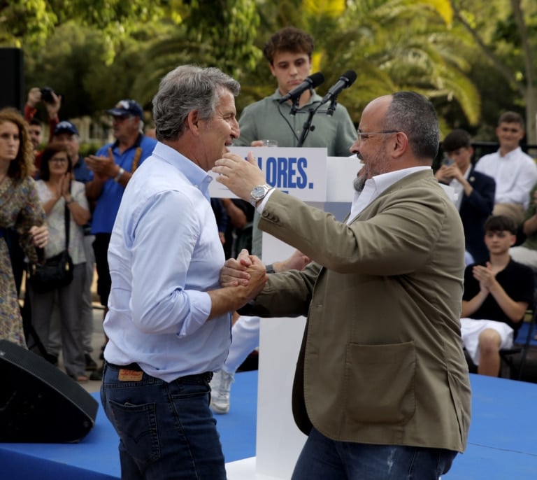 Feijóo cierra con el líder del PP catalán un pacto para blindar "la defensa del Estado" aunque se negocie con Junts