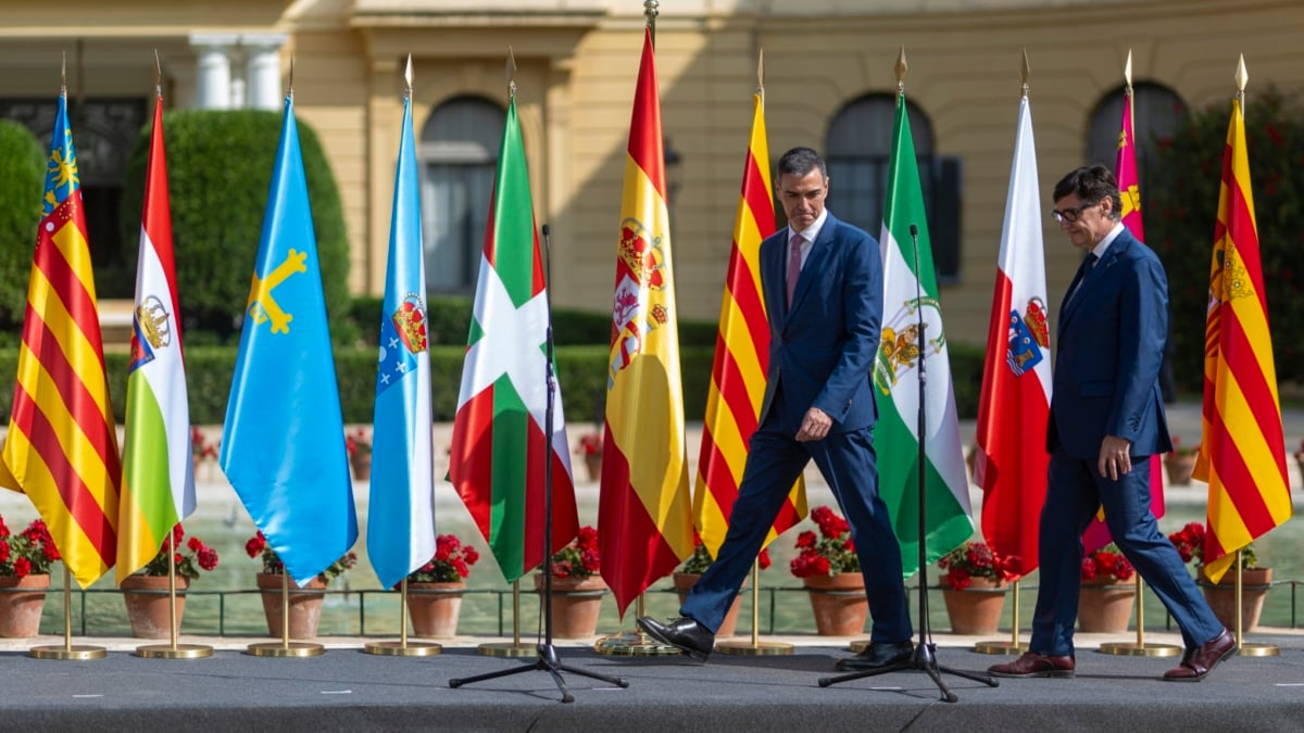 (Foto de ARCHIVO) El presidente del Gobierno, Pedro Sánchez (i), y el presidente de la Generalitat de Catalunya, Salvador Illa (d), tras ofrecer una declaración institucional durante la XXVIII Conferencia de Presidentes, en Palau de Pedralbes de Barcelona, a 6 de junio de 2025, en Barcelona, Catalunya (España). Durante la conferencia se abordarán los 16 puntos de la agenda, ampliada tras la inclusión de las demandas de las Comunidades Autónomas, que contemplan entre otros asuntos la reforma de la financiación autonómica, el control de fronteras, la política migratoria, el acceso a la vivienda, la situación energética y la reforma del Poder Judicial. Por primera vez, los presidentes autonómicos pueden intervenir en las lenguas cooficiales de sus territorios con traducción simultánea. Lorena Sopêna / Europa Press 06/6/2025