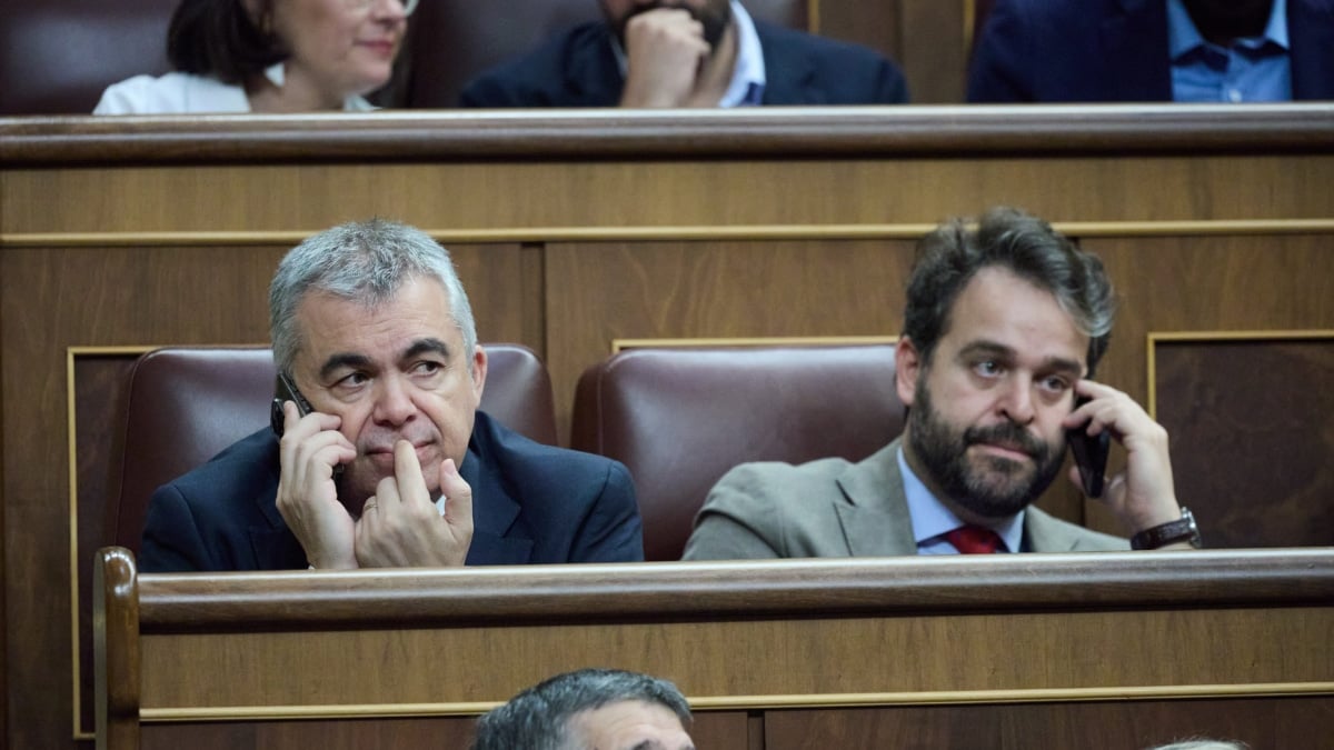 (Foto de ARCHIVO) El secretario de Organización del PSOE, Santos Cerdán (i), durante una sesión plenaria en el Congreso de los Diputados, a 12 de junio de 2025, en Madrid (España). El secretario de Organización del PSOE aparece en unas grabaciones que se encuentran en poder de la Unidad Central Operativa de la Guardia Civil (UCO) y en las que se habla de amaños en las adjudicaciones de obras y del cobro de comisiones, implicando al político en el ‘caso Koldo’. Jesús Hellín / Europa Press 12 JUNIO 2025;CONGRESO;POLÍTICA;KOLDO;PLENO 12/6/2025