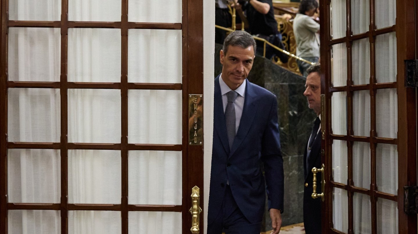 (Foto de ARCHIVO) El presidente del Gobierno, Pedro Sánchez, durante una sesión de control al Gobierno, en el Congreso de los Diputados, a 18 de junio de 2025, en Madrid (España). Sánchez participa en la sesión de control al Gobierno de hoy para responder a las preguntas de los grupos parlamentarios tras aplazarse la conferencia de la ONU de Nueva York a la que tenía previsto asistir. La sesión está centrada en la crisis abierta en el PSOE tras la revelación del informe de la UCO que apunta al ya ex secretario de Organización del PSOE, Santos Cerdán, como figura clave en el caso Kolo y la presunta trama de comisiones ilegales en obras públicas. Jesús Hellín / Europa Press 18 JUNIO 2025;SANTOS CERDÁN;GOBIERNO;SESIÓN DE CONTROL 18/6/2025