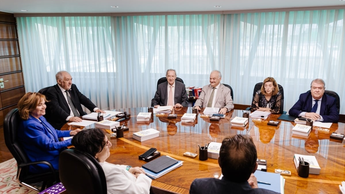 Cándido Conde-Pumpido -a la izqda.- preside un pleno del Tribunal Constitucional.