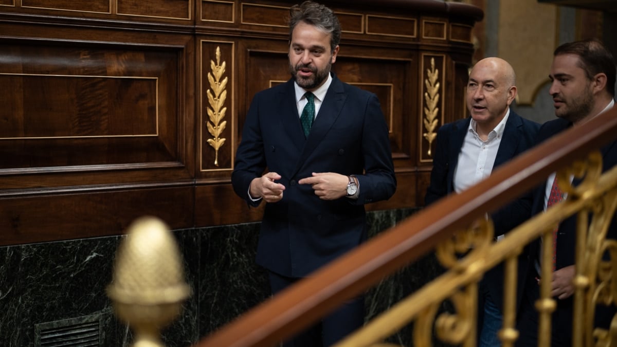 (Foto de ARCHIVO) El diputado del PSOE Juanfran Serrano durante una sesión plenaria en el Congreso de los Diputados, a 26 de junio de 2025, en Madrid (España). El Pleno del Congreso de los Diputados debate y vota la convalidación o derogación del programa 'Verano Joven' 2025, un programa dotado con 120 millones de euros y que ofrece descuentos de hasta el 90% en el transporte terrestre para los jóvenes de entre 18 y 30 años. Alejandro Martínez Vélez / Europa Press 26 JUNIO 2025;KOLDO;GOBIERNO;PSOE;CONTRATOS 26/6/2025