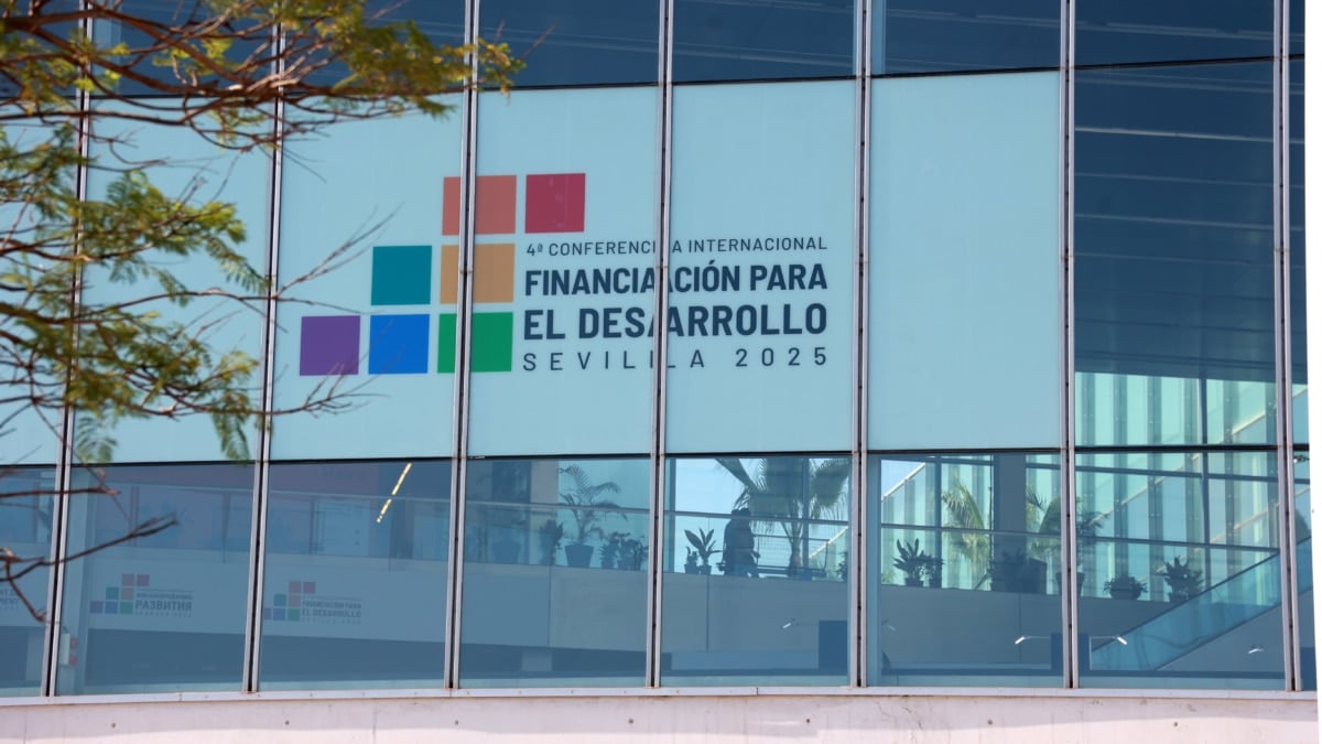 Exterior del palacio de Exposiciones y Congresos de Sevilla donde se celebró la IV Conferencia Internacional de Naciones Unidas sobre la Financiación para el Desarrollo.
