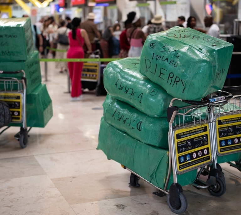 30 detenidos en Barajas por recoger maletas con 800 kilos de droga