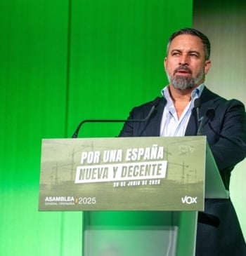 Abascal dice que es mentira que quiera deportar a ocho millones de [...]