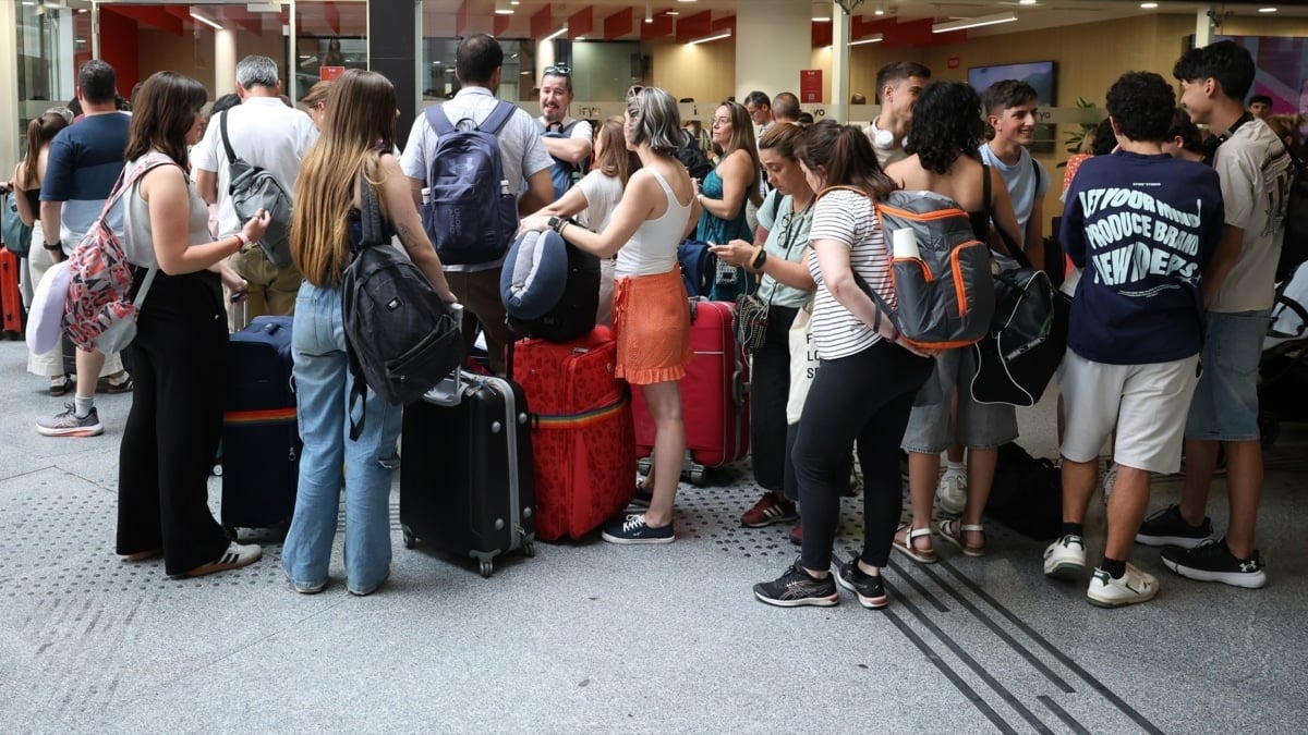 Adif informa de que un tren Ouigo parado en la vía causó el caos entre Madrid y Andalucía