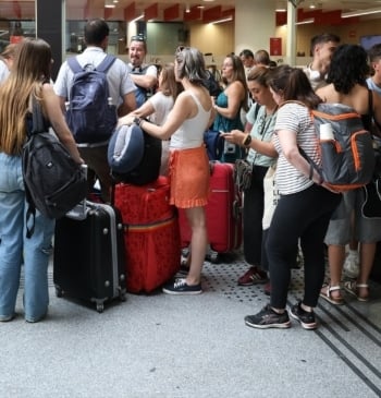 Adif informa de que un tren Ouigo parado en la vía causó [...]