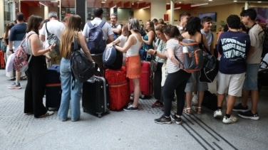 Adif informa de que un tren Ouigo parado en la vía causó el caos entre Madrid y Andalucía