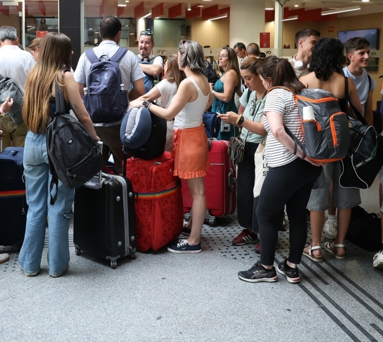 Adif informa de que un tren Ouigo parado en la vía causó el caos entre Madrid y Andalucía