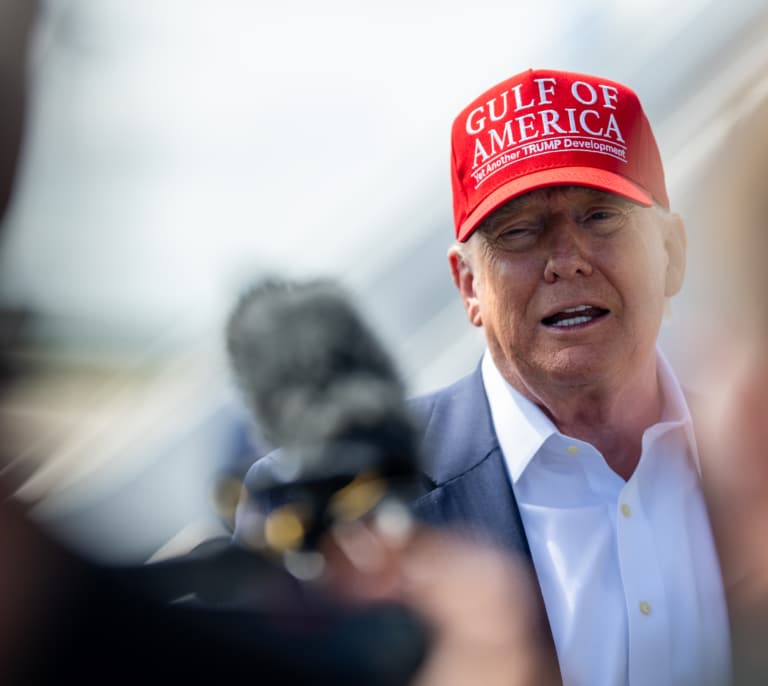 La Casa Blanca anuncia que Trump tiene problemas de circulación tras viralizarse fotos de sus manos moradas