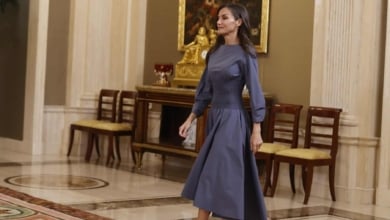 La Reina Letizia retoma su agenda oficial en Madrid luciendo un vestido asimétrico con cuerpo de nido de abeja