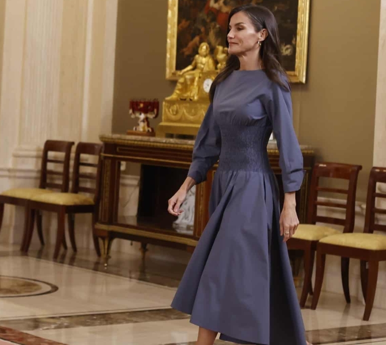 La Reina Letizia retoma su agenda oficial en Madrid luciendo un vestido asimétrico con cuerpo de nido de abeja
