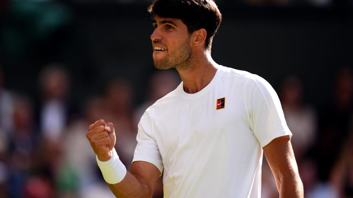 Carlos Alcaraz durante su victoria frente al británico Oliver Tarvet en segunda ronda de Wimbledon