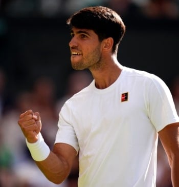 Carlos Alcaraz vence a Oliver Tarvet en dos sets en Wimbledon