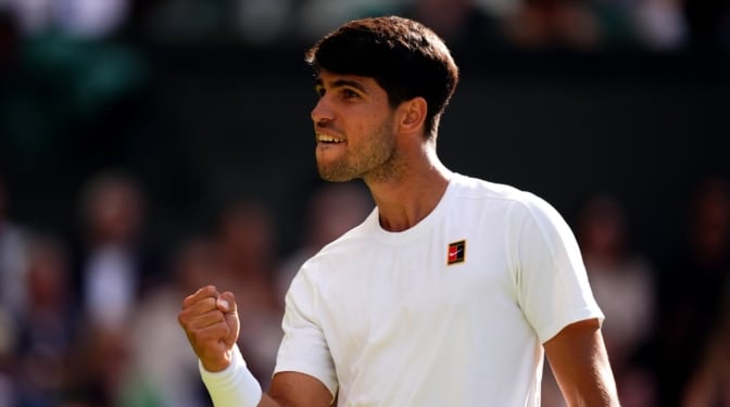 Carlos Alcaraz vence a Oliver Tarvet en dos sets en Wimbledon