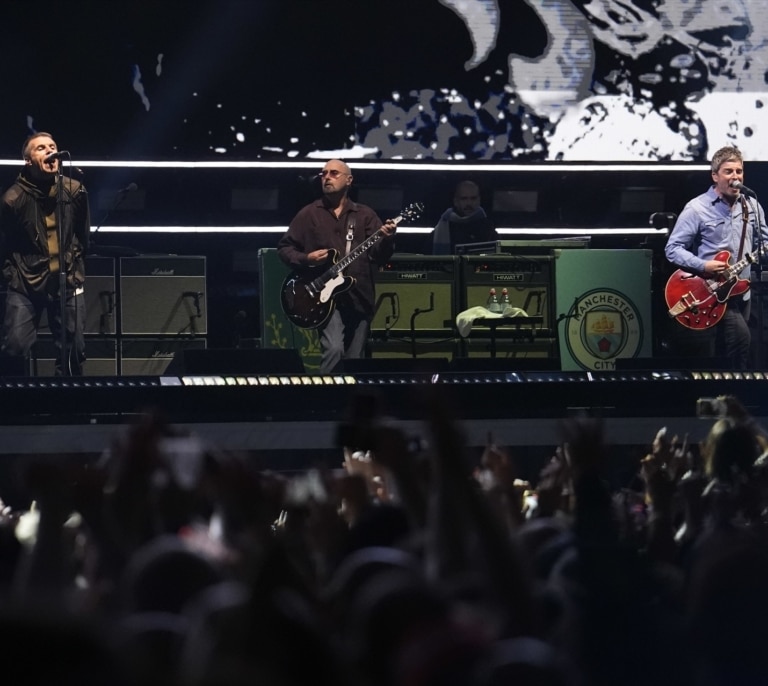 Los hermanos Gallagher se reencuentran en Cardiff: Oasis hace historia (y con homenaje a Diogo Jota)