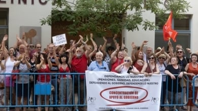 "Pedro, aguanta, te queremos": apoyo a Sánchez a las puertas de Ferraz