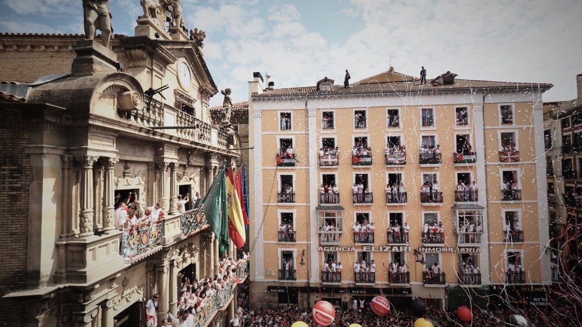 Plaza del Ayuntamiento de Pamplona durante el chupinazo de los Sanfermines 2025.
