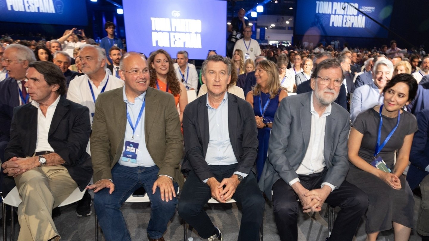 Aznar, Tellado, Feijóo, Rajoy y Ayuso, en la clausura del Congreso del PP.