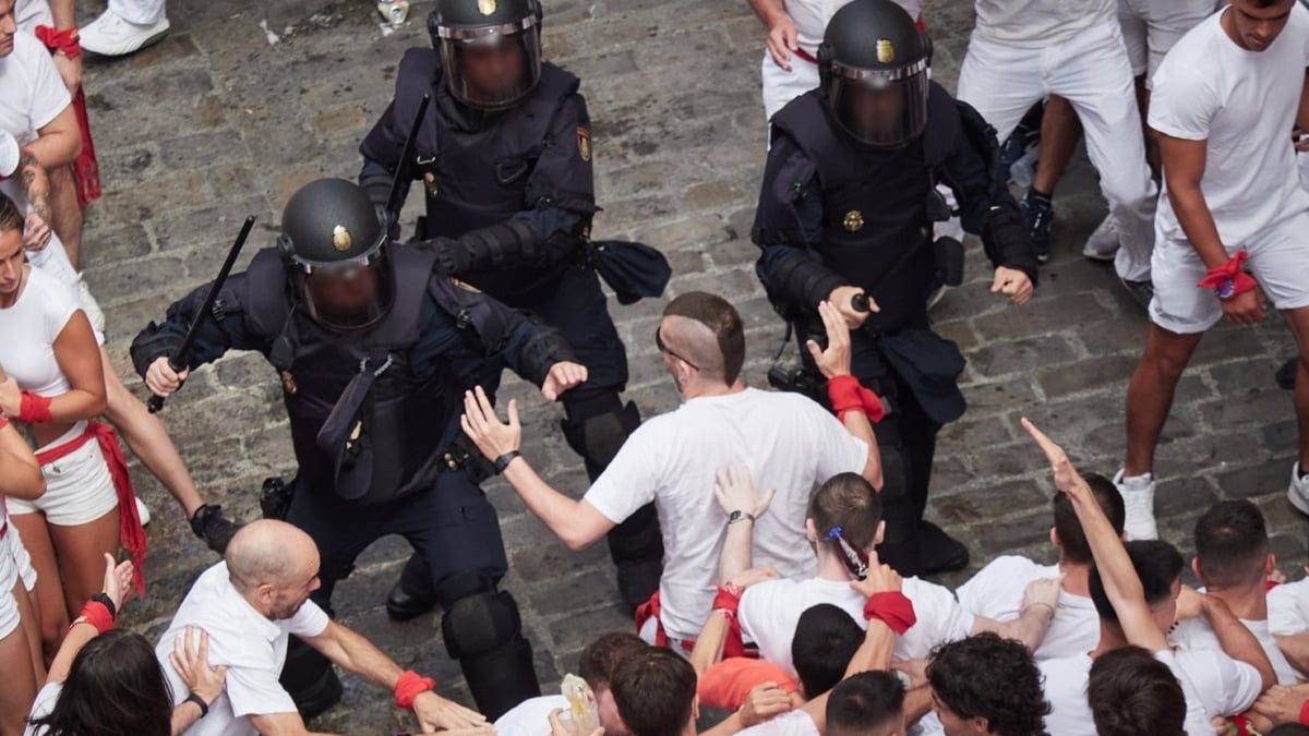 La Policía interviene en Pamplona durante el chupinazo.
