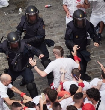 Una "turba violenta" intentó entrar en la Plaza del Ayuntamiento de Pamplona [...]