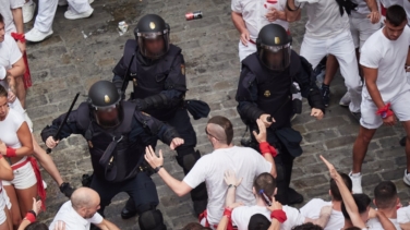 Una "turba violenta" intentó entrar en la Plaza del Ayuntamiento de Pamplona con botes de pintura durante el chupinazo