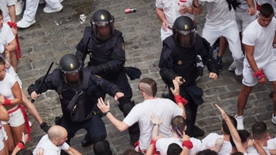 Una "turba violenta" intentó entrar en la Plaza del Ayuntamiento de Pamplona con botes de pintura durante el chupinazo