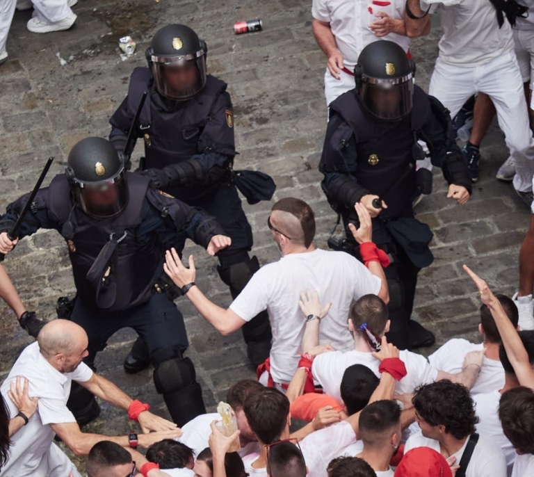 Una "turba violenta" intentó entrar en la Plaza del Ayuntamiento de Pamplona con botes de pintura durante el chupinazo