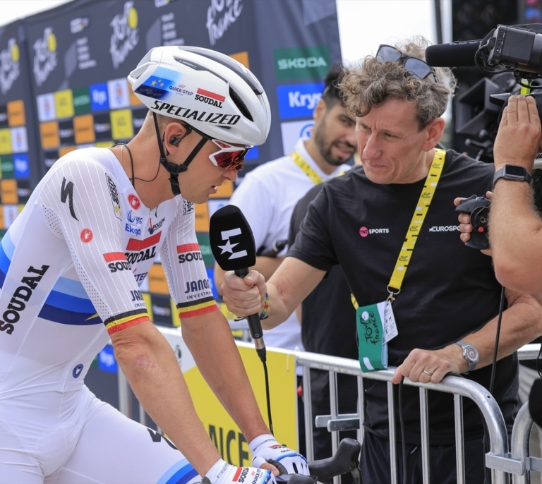 Tim Merlier gana un accidentado esprint en el adiós de Jasper Philipsen al Tour 2025