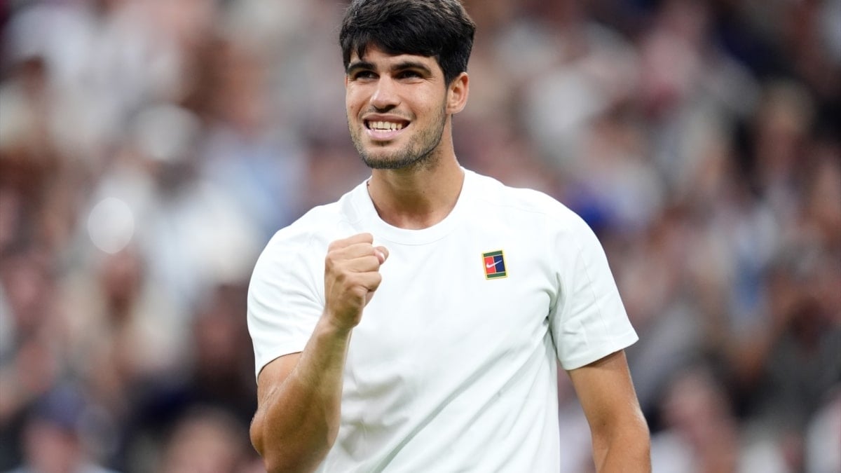 Carlos Alcaraz celebra su victoria en octavos de final de Wimbledon frente a Andrey Rublev