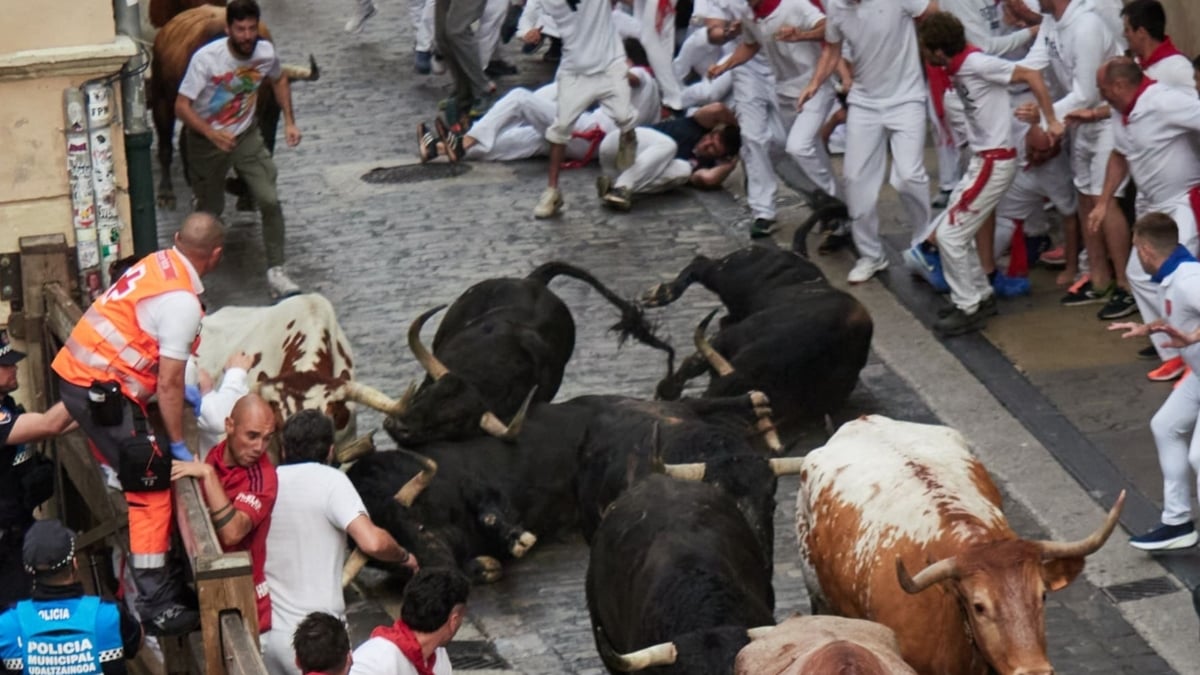 Resbalones en el primer encierro de San Fermín.