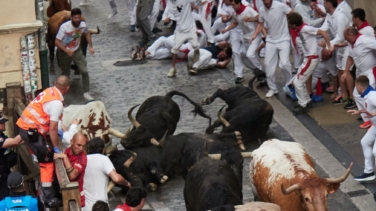 Primer encierro de San Fermín: resbalones de los toros de Fuente Ymbro, resbalones de los mozos