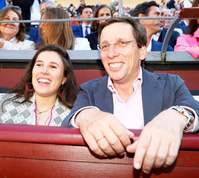 Teresa Urquijo y José Luis Martínez-Almeida ya están en casa tras el nacimiento de Lucas