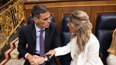 Sánchez alarga hasta el martes la negociación con Sumar para los nuevos permisos de familia