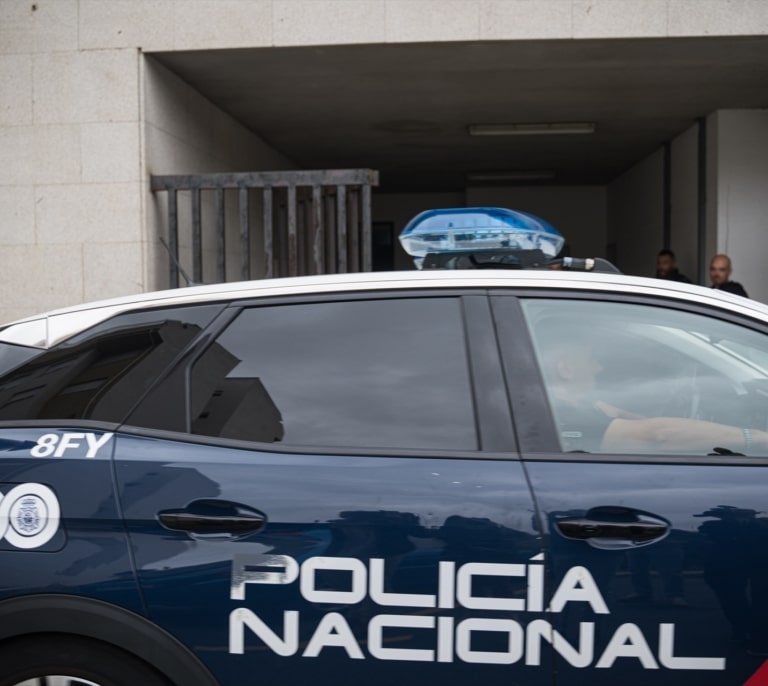 Detenidos dos históricos atracadores mientras salían disfrazados de un banco con el botín