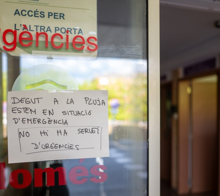 Desalojan un hospital en Alt Penedés (Barcelona) con 71 pacientes por falta de agua y luz