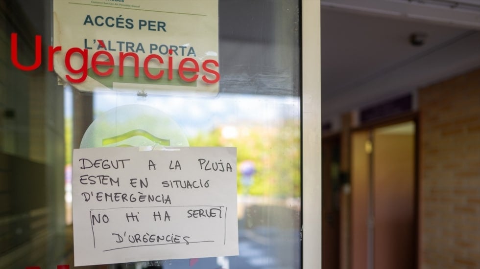 Desalojan un hospital en Alt Penedés (Barcelona) con 71 pacientes por falta de agua y luz