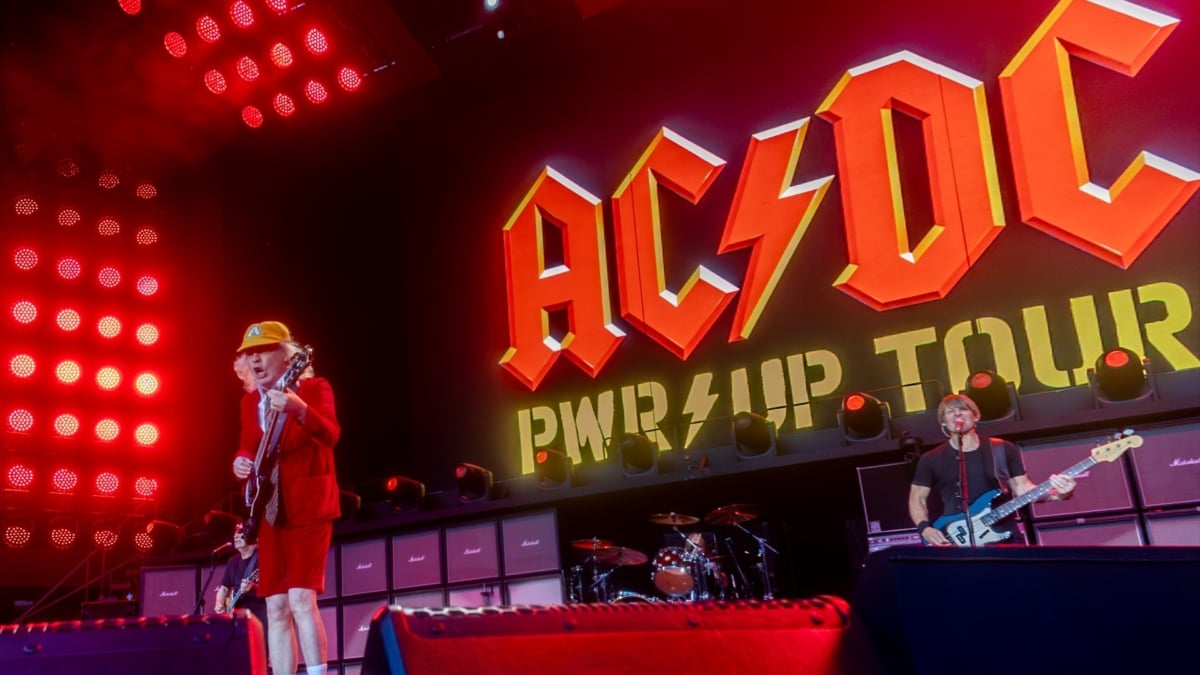 El guitarrista de la banda AC/DC, Angus Young, durante el concierto de AC/DC en el Estadio Wanda Metropolitano.