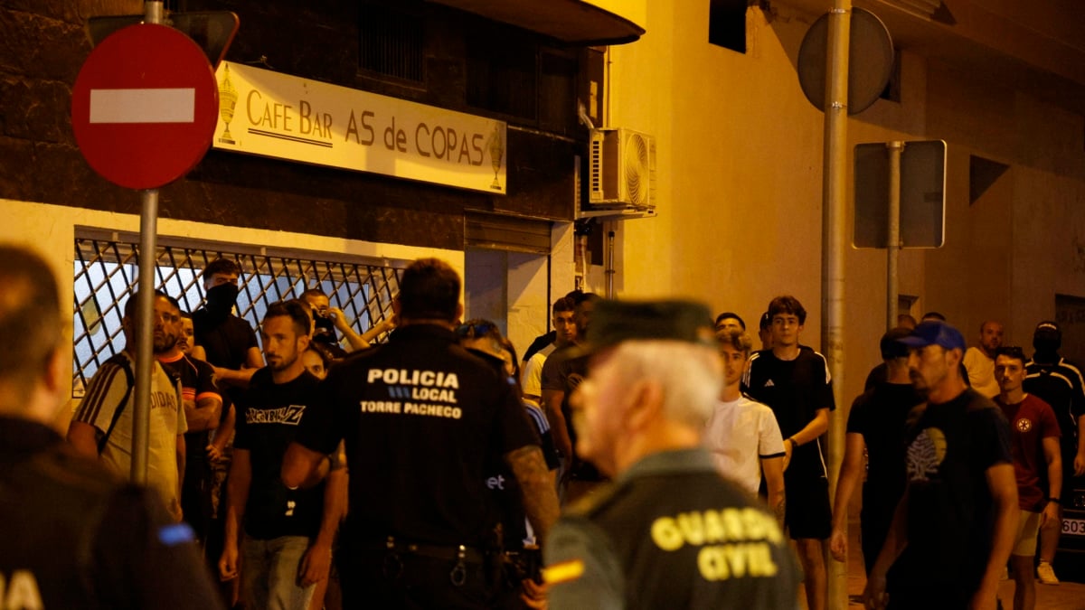 Agentes de Policía Local y Guardia Civil durante los altercados en Torre Pacheco