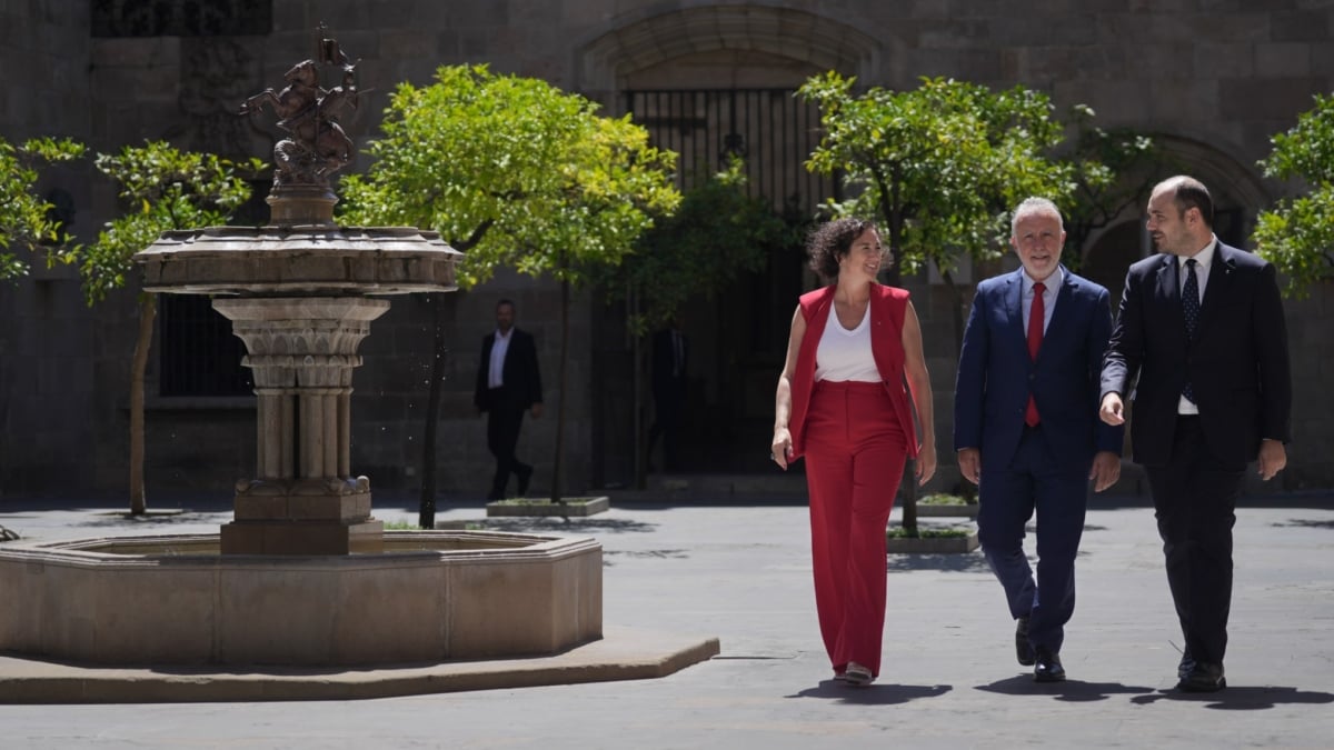 (I-D) La consejera de Economía y Finanzas, Alícia Romero, el ministro de Política Territorial y Memoria Democrática de España, Ángel Víctor Torres, y el consejero de la Presidencia Albert Dalmau Miranda, la Comisión bilateral Estado-Generalitat, en el Palau de la Generalitat, a 14 de julio de 2025, en Barcelona, Cataluña (España). La Comisión Bilateral Estado-Generalitat es el órgano institucional para negociar y acordar cuestiones clave entre ambos gobiernos. La reunión de hoy en Barcelona se centra en pactar un nuevo modelo de financiación para Cataluña, con el objetivo de aumentar su autogobierno fiscal y sentar las bases para una posible reforma federal del sistema autonómico español David Zorrakino / Europa Press 14/7/2025