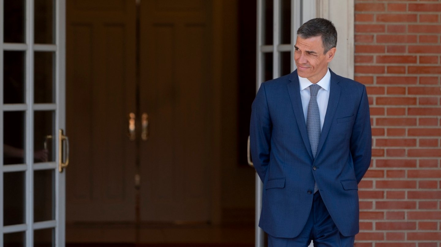 (Foto de ARCHIVO) El presidente del Gobierno, Pedro Sánchez, antes de un encuentro con el lehendakari, Imanol Pradales, en el Palacio de La Moncloa, a 15 de julio de 2025, en Madrid (España). Durante la reunión abordan las transferencias pendientes -entre ellas el primer bloque de la Seguridad Social-, en el marco de la Comisión Bilateral de Cooperación. El orden del día incluye otros asuntos como la gestión migratoria, la inversión en redes eléctricas o el reconocimiento del euskera en la UE. Alberto Ortega / Europa Press 15 JULIO 2025;SEGURIDAD SOCIAL;ENCUENTRO;LEHENDAKARI;PRESIDENTE;COMISIÓN BILATERAL;EUSKADI;PAÍS VASCO; 15/7/2025