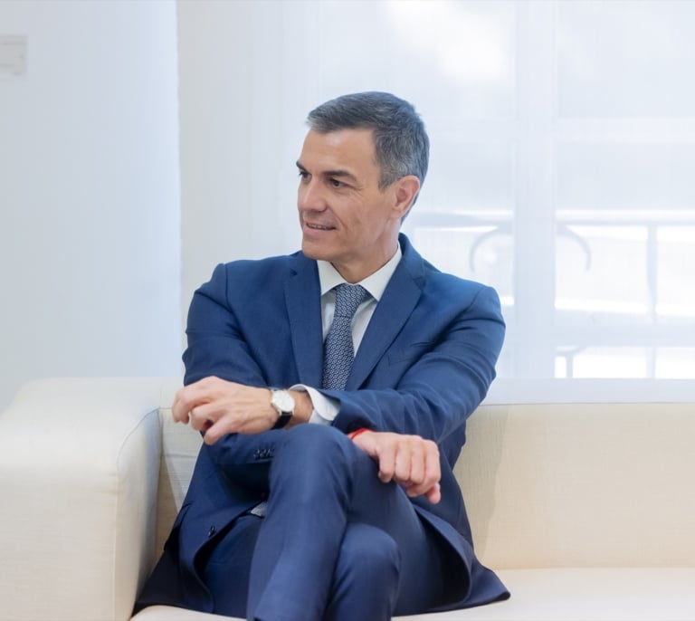 Almodóvar, Buenafuente y Serrat respaldan un manifiesto en apoyo a Sánchez