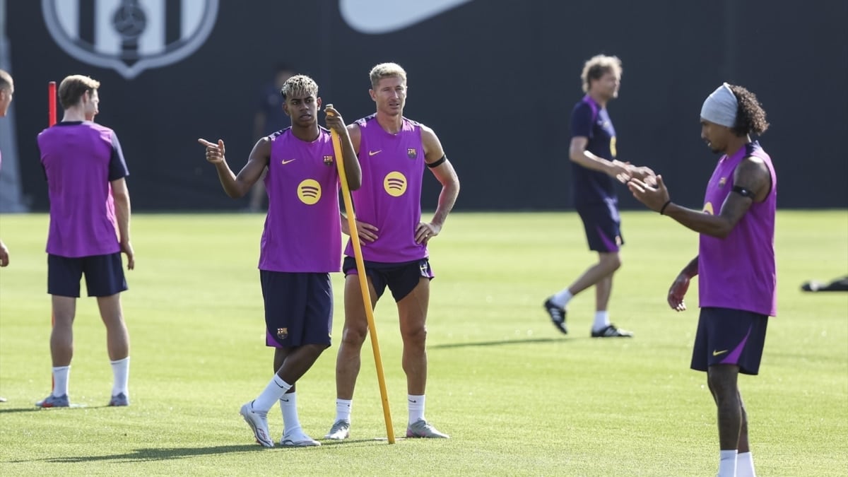 Lamine Yamal, Robert Lewandowski y Raphinha durante una sesión de entrenamiento con el Fútbol Club Barcelona