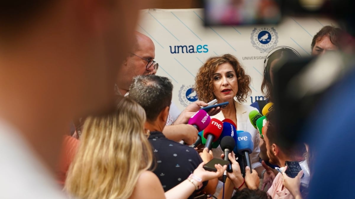 La vicepresidenta primera del Gobierno y ministra de Hacienda, María Jesús Montero, atiende a los medios durante los Cursos de Verano de la Universidad. A 17 de julio de 2025, en Málaga (Andalucía, España). La vicepresidenta primera del Gobierno y ministra de Hacienda, María Jesús Montero, ha impartido una conferencia en los Cursos de Verano de la Universidad de Málaga. Álex Zea / Europa Press 17/7/2025