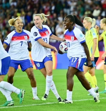 Inglaterra se mantiene con vida tras épica remontada y los penaltis