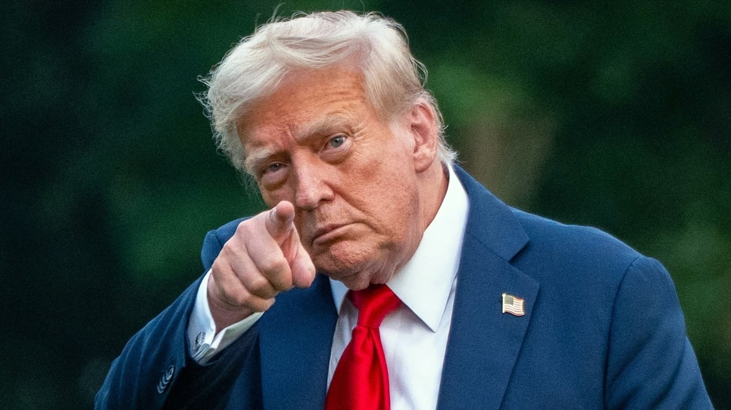El presidente estadounidense, Donald Trump, señala a los reporteros a su llegada a la Casa Blanca.