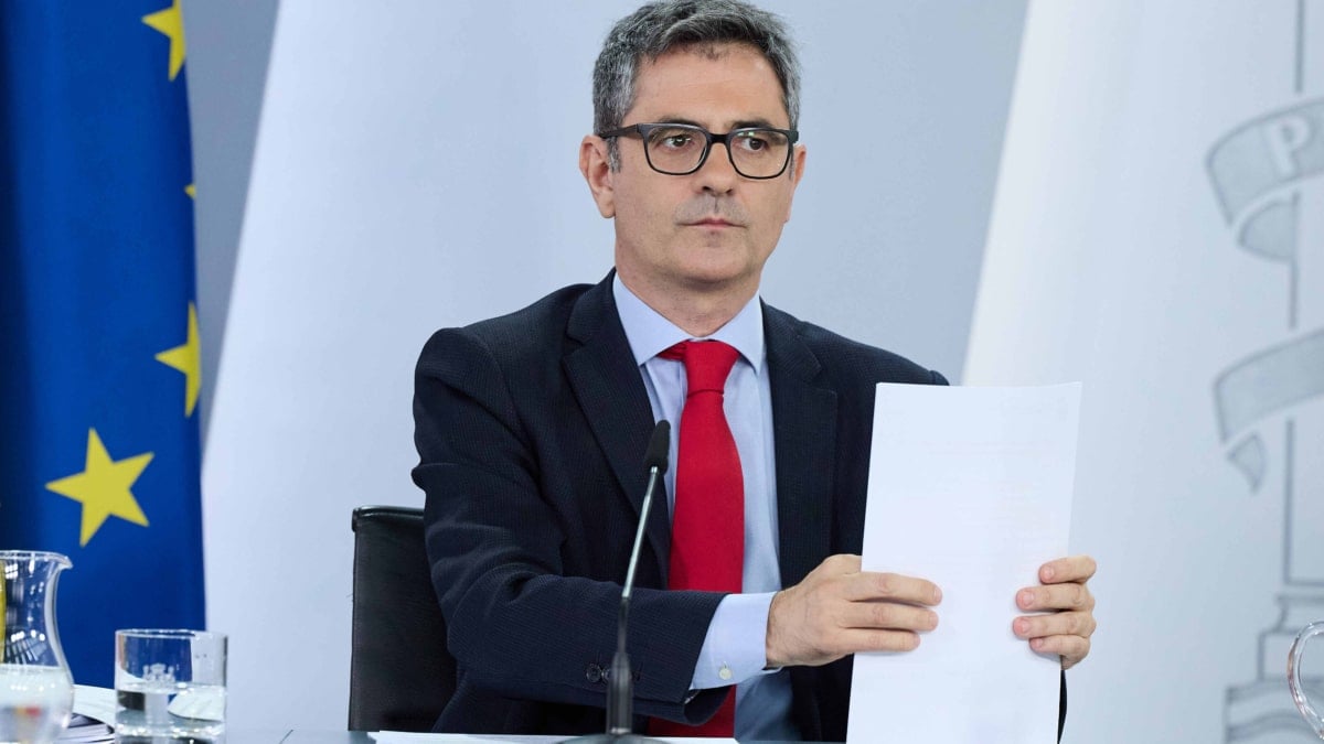 El ministro de la Presidencia, Félix Bolaños, durante una rueda de prensa tras el Consejo de Ministros, en el Palacio de la Moncloa, a 22 de julio de 2025, en Madrid (España). El Consejo de Ministros aprobará este martes 22 de julio una nueva declaración de emergencia en Canarias con 40 millones de euros para la creación de 1.200 plazas de asilo para menores migrantes en la Península. Además el Consejo de Ministros da luz verde al Proyecto de Ley de Información Clasificada, que pasará al Congreso para ser tramitada, que desclasificará los secretos del franquismo y la Transición. Jesús Hellín / Europa Press 22/7/2025