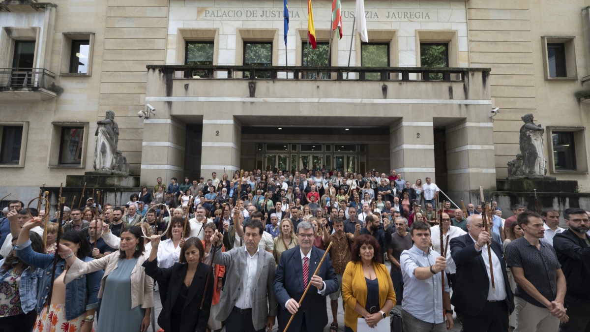 Casi de 200 alcaldes del PNV y Bildu se unen para denunciar que la Justicia aplica el criterio de Vox para "atacar" al euskera
