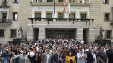 Casi de 200 alcaldes del PNV y Bildu se unen para denunciar que la Justicia aplica el criterio de Vox para "atacar" al euskera