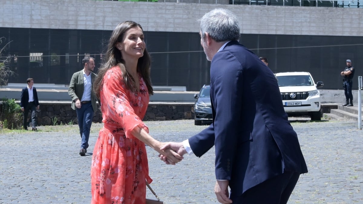 La reina Letizia y el presidente del Gobierno de Canarias, Fernando Clavijo.